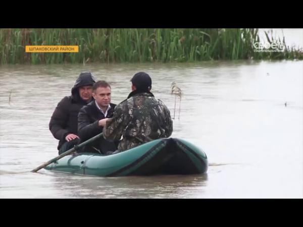 Затопленную дорогу в ставропольский хутор заменила лодочная переправа
